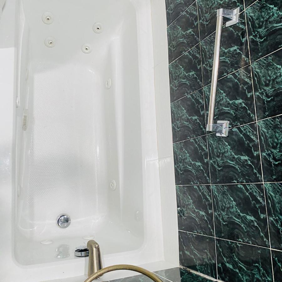 Room With Jacuzzi, Massage Seat, And Parking Space, The Best Choices!! Норт Берген Екстериор снимка